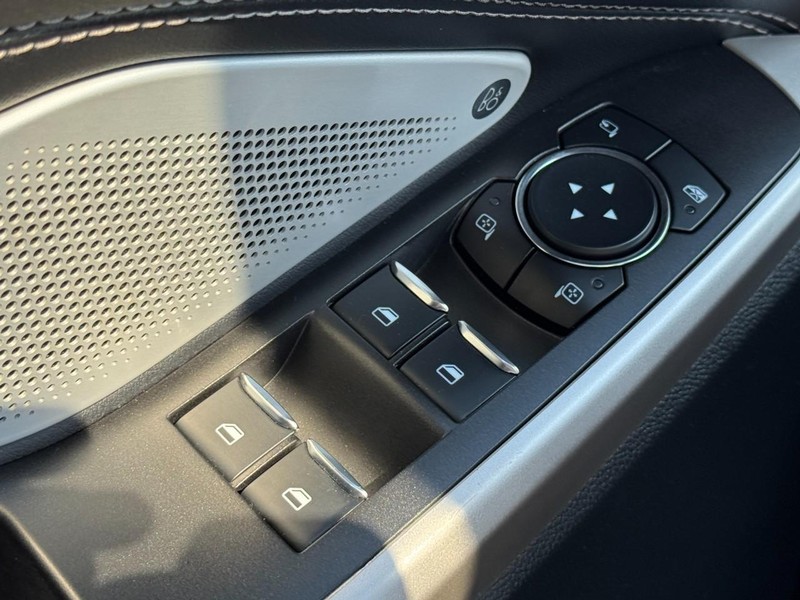 Ford Explorer Vehicle Full-screen Gallery Image 25