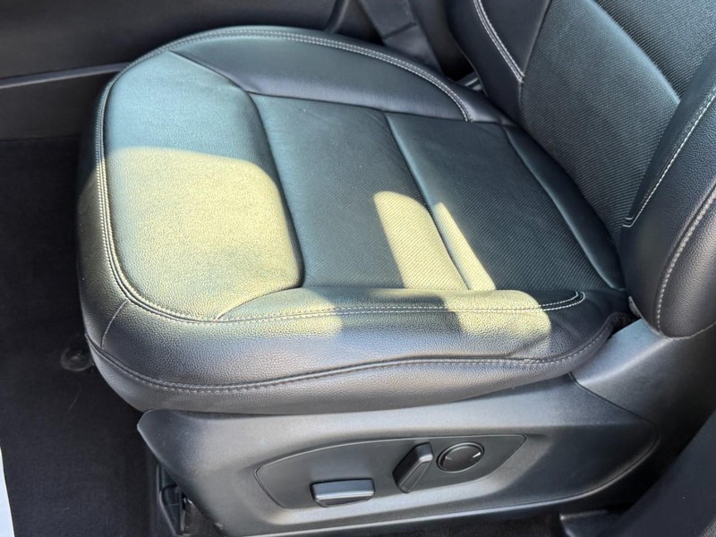 Ford Explorer Vehicle Full-screen Gallery Image 26
