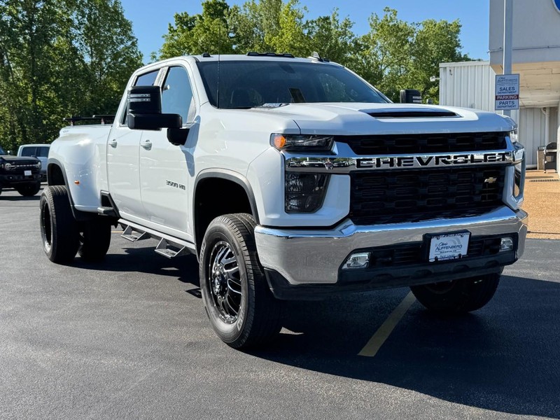Chevrolet Silverado 3500HD Vehicle Full-screen Gallery Image 02
