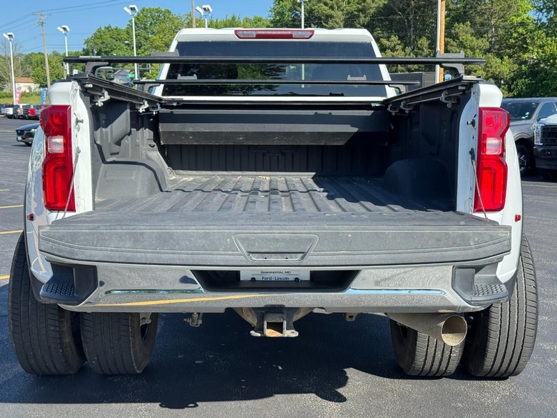 Chevrolet Silverado 3500HD Vehicle Full-screen Gallery Image 05