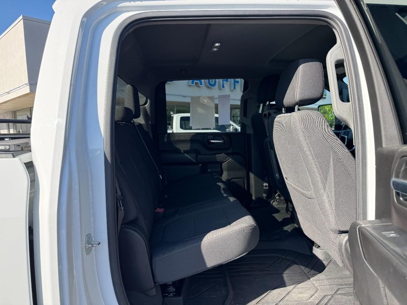 Chevrolet Silverado 3500HD Vehicle Full-screen Gallery Image 10