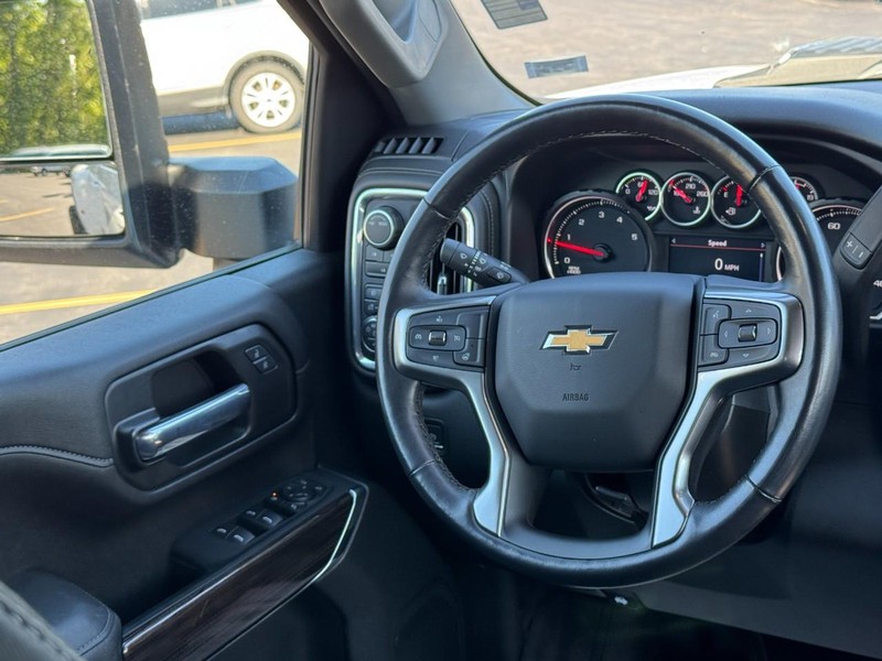 Chevrolet Silverado 3500HD Vehicle Full-screen Gallery Image 12
