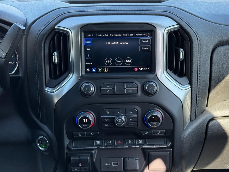 Chevrolet Silverado 3500HD Vehicle Full-screen Gallery Image 13