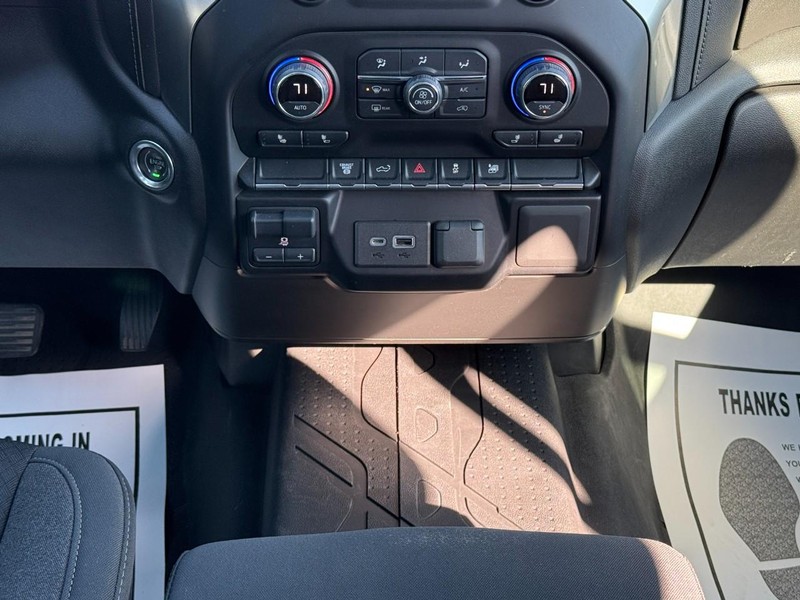 Chevrolet Silverado 3500HD Vehicle Full-screen Gallery Image 14