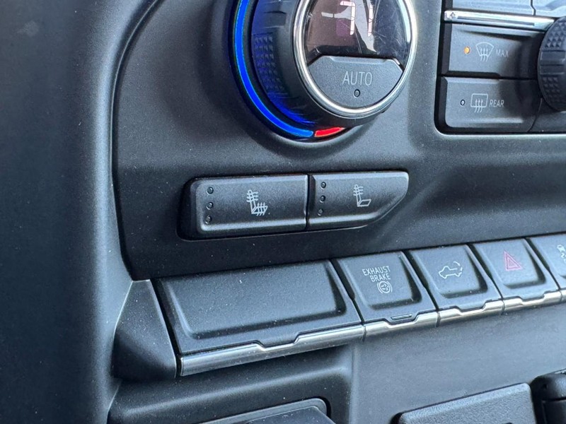 Chevrolet Silverado 3500HD Vehicle Full-screen Gallery Image 20