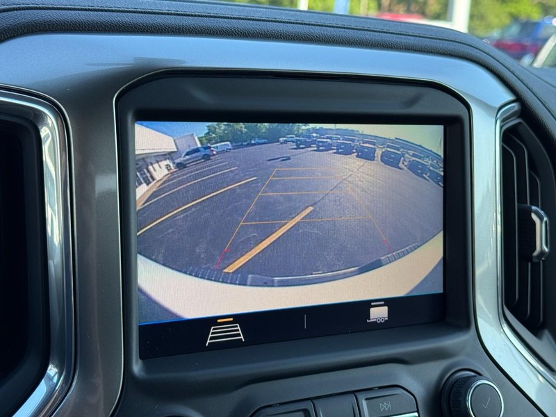 Chevrolet Silverado 3500HD Vehicle Full-screen Gallery Image 21