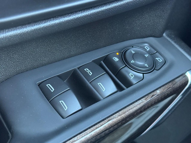 Chevrolet Silverado 3500HD Vehicle Full-screen Gallery Image 22