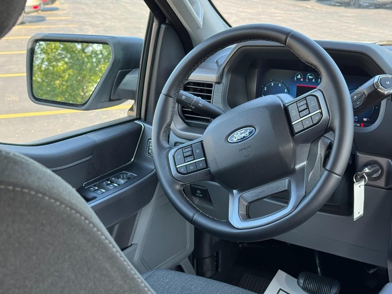 Ford F-150 Vehicle Full-screen Gallery Image 12