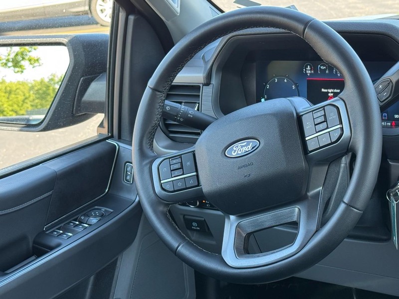 Ford F-150 Vehicle Full-screen Gallery Image 12