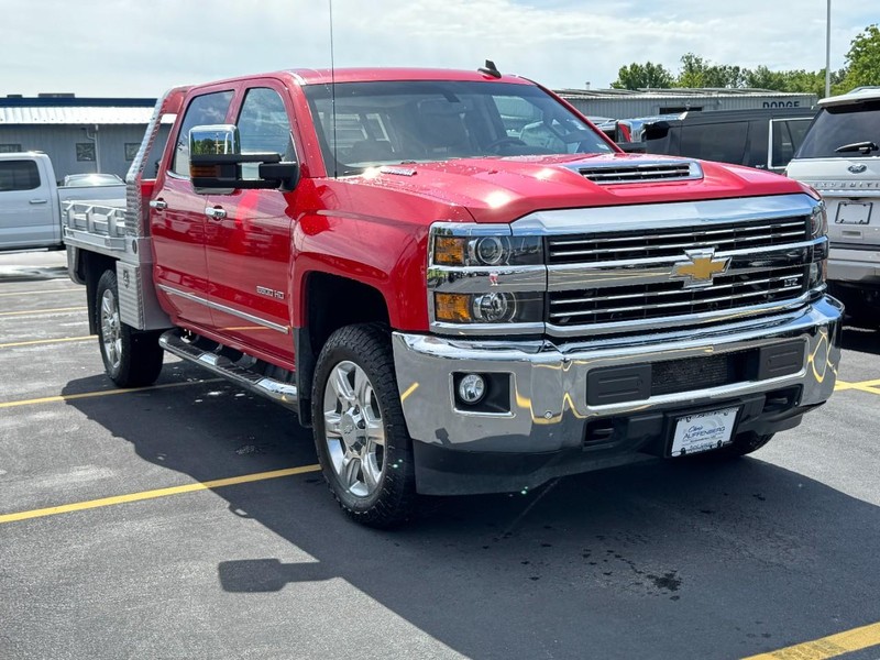 Chevrolet Silverado 2500HD Vehicle Full-screen Gallery Image 02