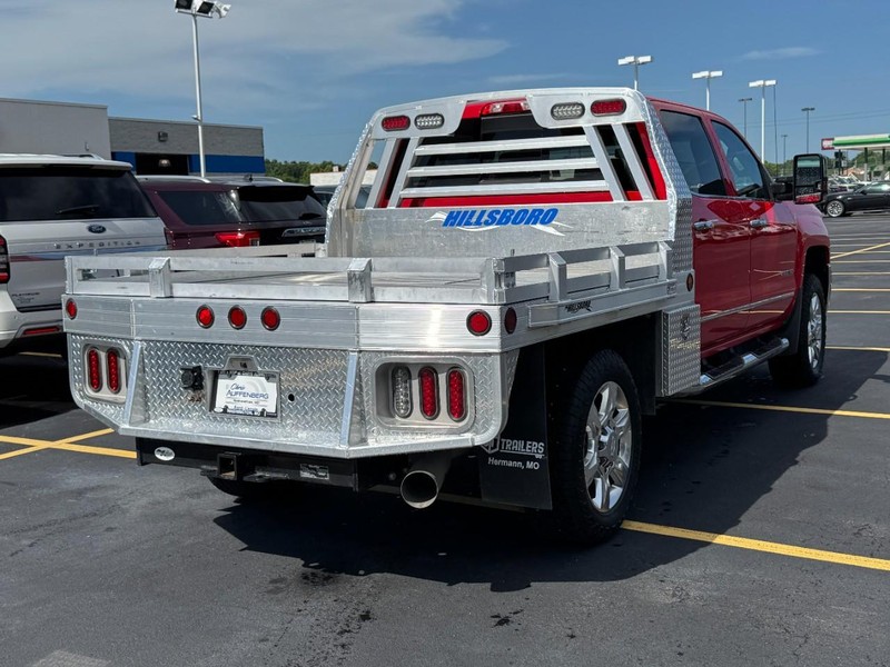 Chevrolet Silverado 2500HD Vehicle Full-screen Gallery Image 03