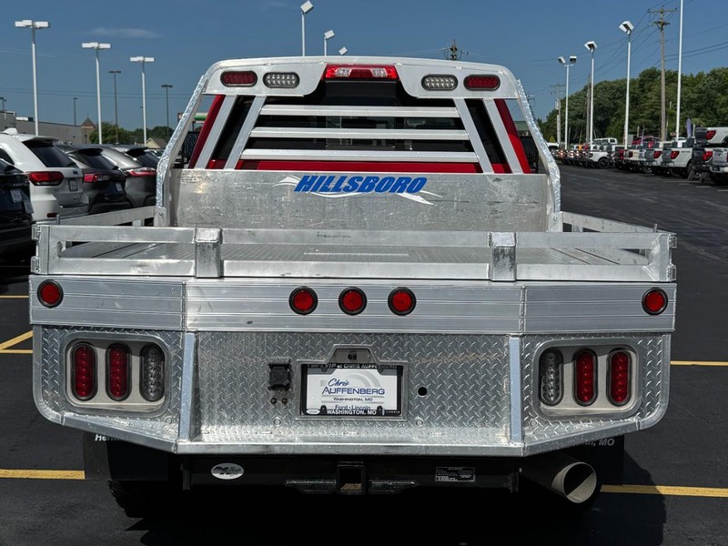 Chevrolet Silverado 2500HD Vehicle Full-screen Gallery Image 04