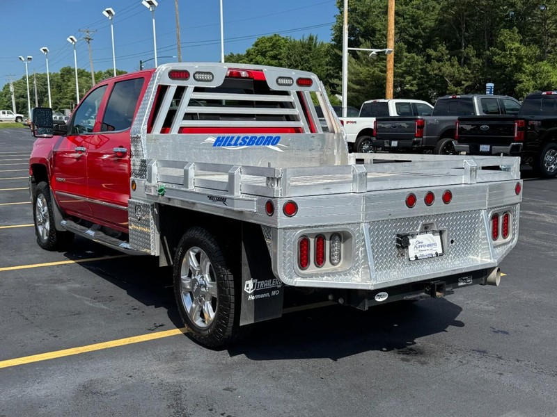 Chevrolet Silverado 2500HD Vehicle Full-screen Gallery Image 05
