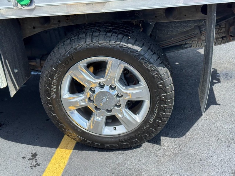 Chevrolet Silverado 2500HD Vehicle Full-screen Gallery Image 06