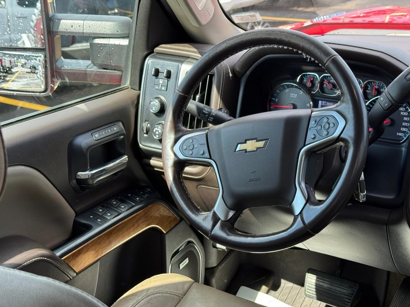 Chevrolet Silverado 2500HD Vehicle Full-screen Gallery Image 12