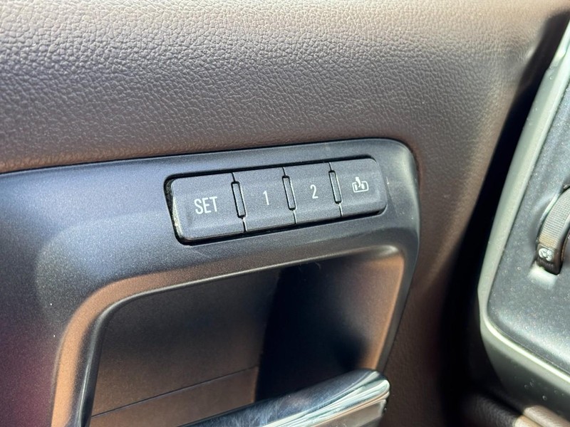 Chevrolet Silverado 2500HD Vehicle Full-screen Gallery Image 16
