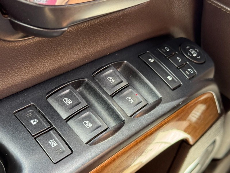 Chevrolet Silverado 2500HD Vehicle Full-screen Gallery Image 24