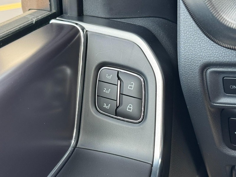 Ford F-150 Vehicle Full-screen Gallery Image 17