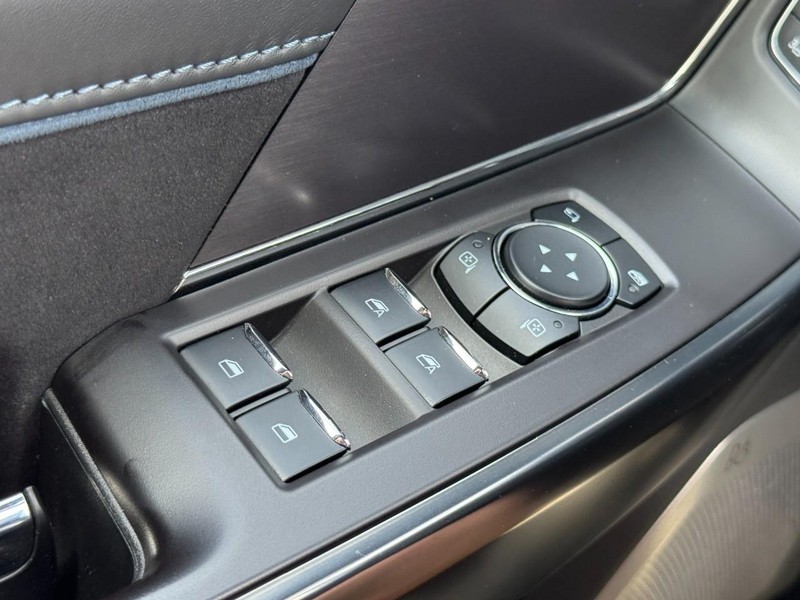 Ford F-150 Vehicle Full-screen Gallery Image 25
