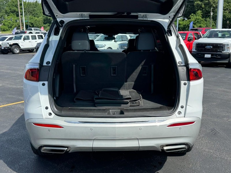 Buick Enclave Vehicle Full-screen Gallery Image 05