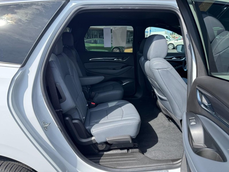 Buick Enclave Vehicle Full-screen Gallery Image 10