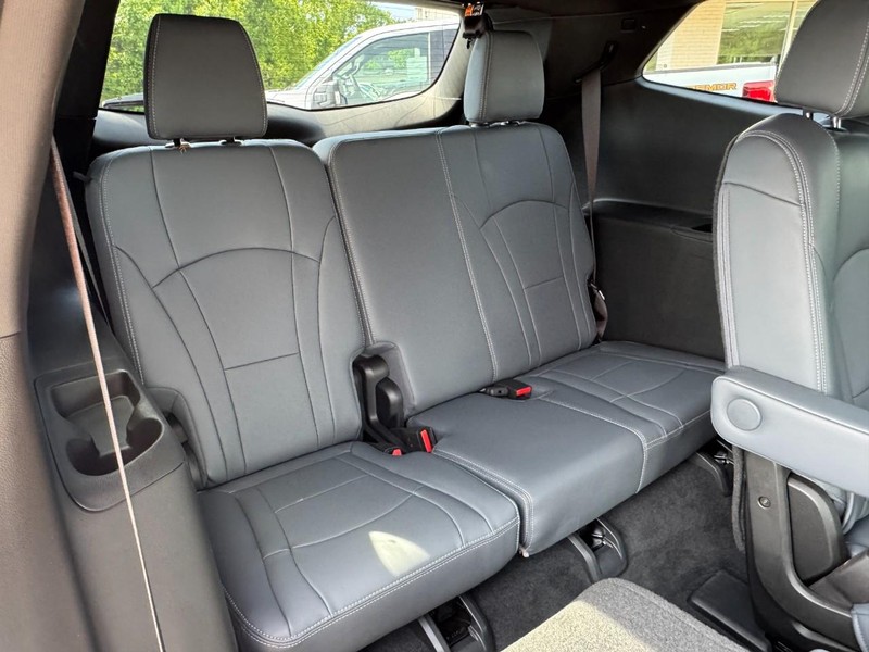 Buick Enclave Vehicle Full-screen Gallery Image 11