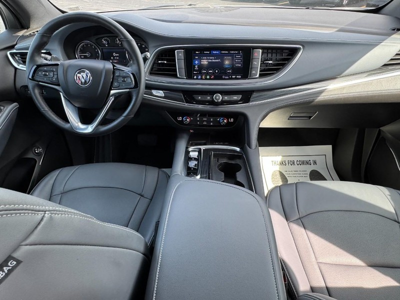 Buick Enclave Vehicle Full-screen Gallery Image 12