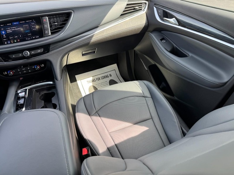 Buick Enclave Vehicle Full-screen Gallery Image 16