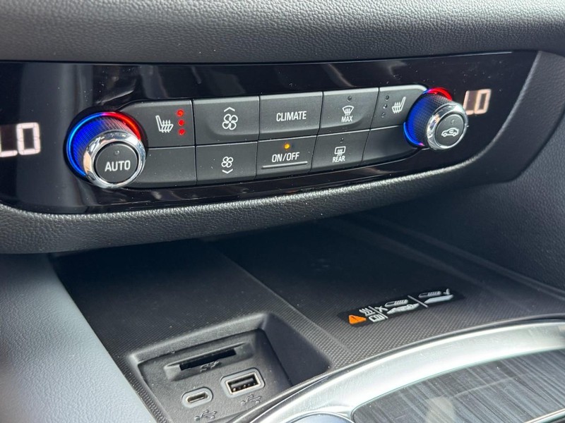 Buick Enclave Vehicle Full-screen Gallery Image 20