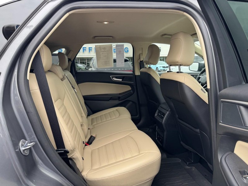 Ford Edge Vehicle Full-screen Gallery Image 10