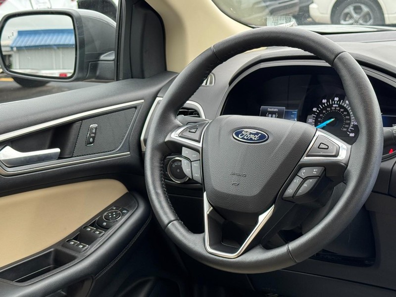 Ford Edge Vehicle Full-screen Gallery Image 12