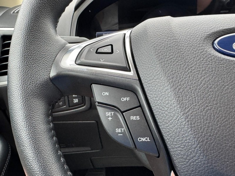 Ford Edge Vehicle Full-screen Gallery Image 16