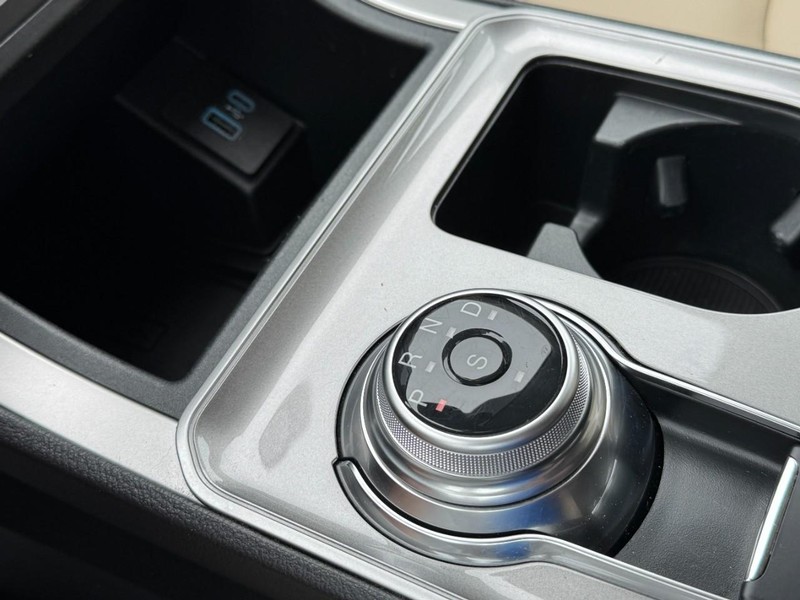Ford Edge Vehicle Full-screen Gallery Image 19