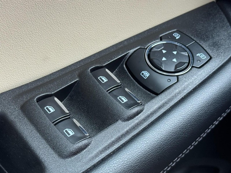 Ford Edge Vehicle Full-screen Gallery Image 22