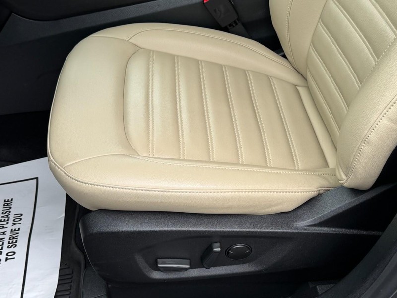 Ford Edge Vehicle Full-screen Gallery Image 23