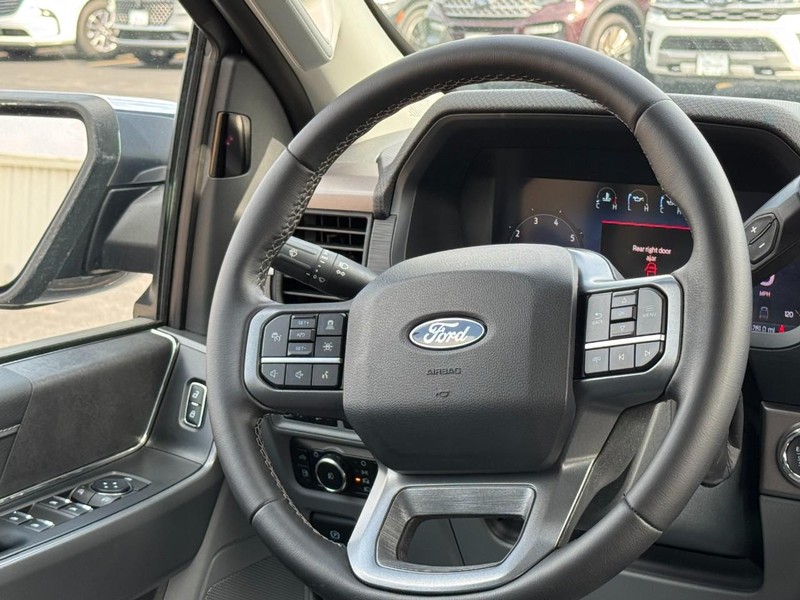 Ford F-150 Vehicle Full-screen Gallery Image 12