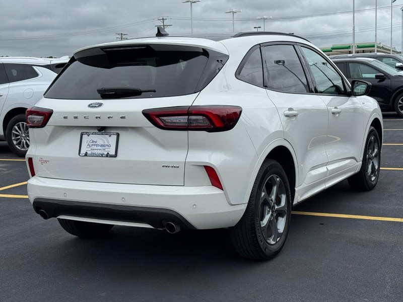 Ford Escape Vehicle Full-screen Gallery Image 03