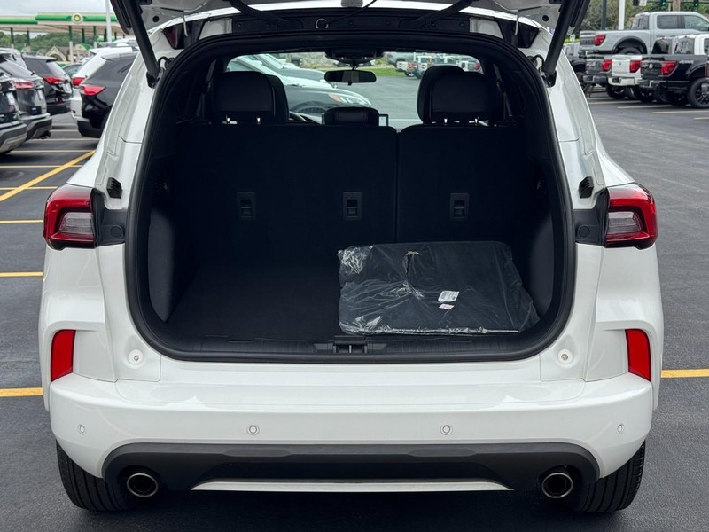 Ford Escape Vehicle Full-screen Gallery Image 05