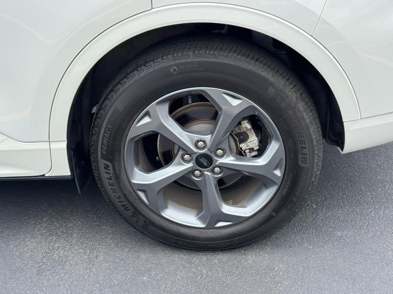 Ford Escape Vehicle Full-screen Gallery Image 07