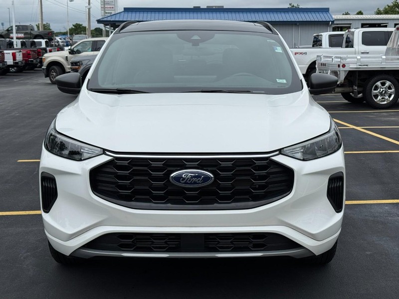 Ford Escape Vehicle Full-screen Gallery Image 09