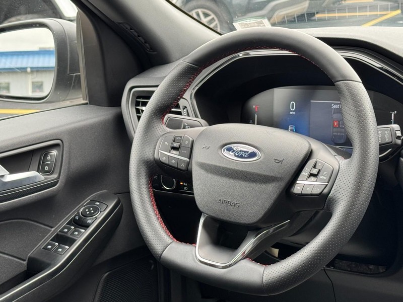 Ford Escape Vehicle Full-screen Gallery Image 12