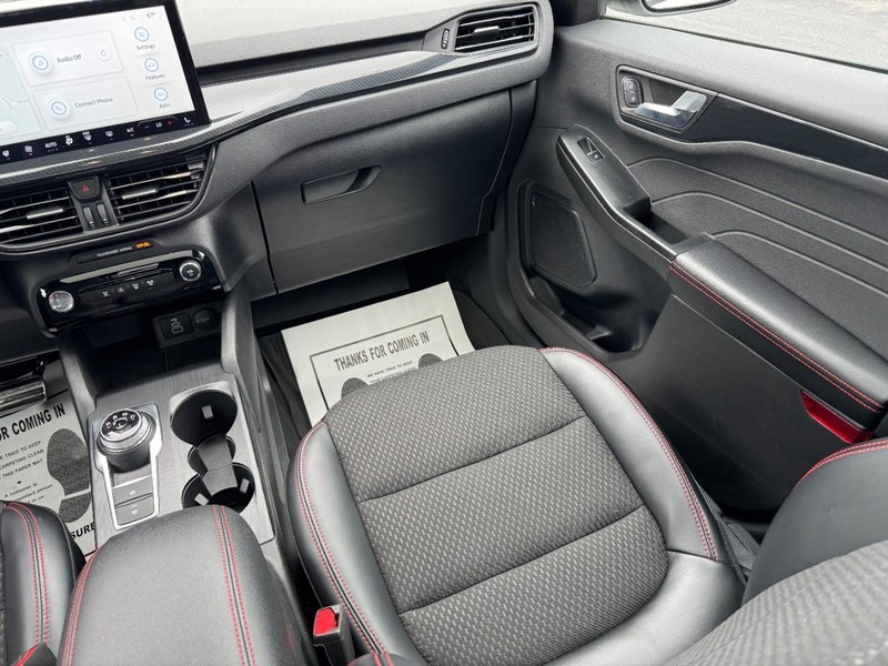 Ford Escape Vehicle Full-screen Gallery Image 15