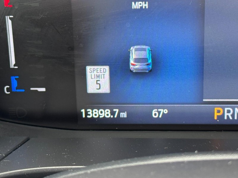 Ford Escape Vehicle Full-screen Gallery Image 18
