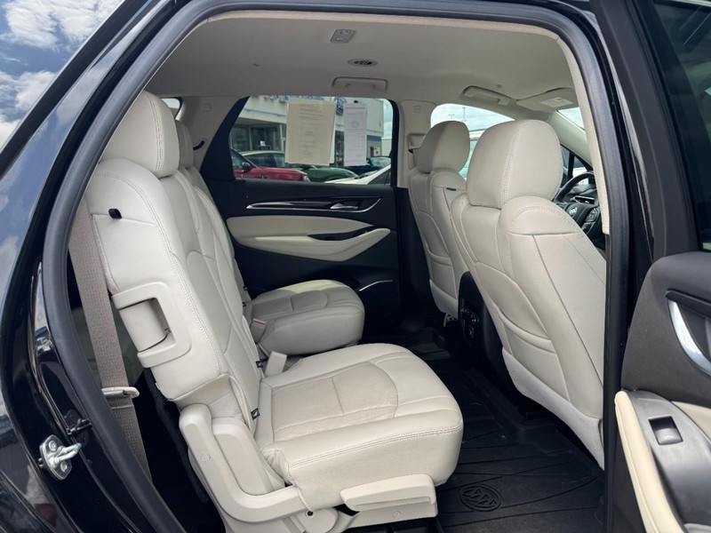 Buick Enclave Vehicle Full-screen Gallery Image 10