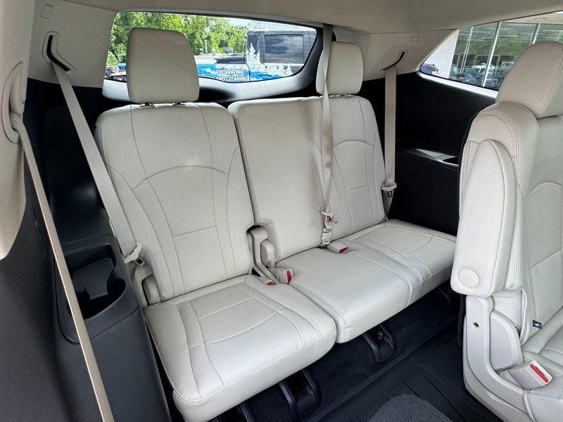 Buick Enclave Vehicle Full-screen Gallery Image 11