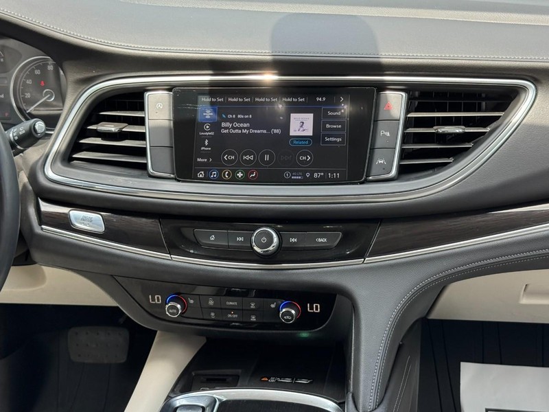 Buick Enclave Vehicle Full-screen Gallery Image 14