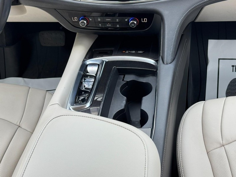 Buick Enclave Vehicle Full-screen Gallery Image 15