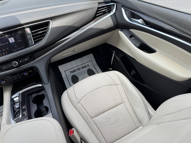 Buick Enclave Vehicle Full-screen Gallery Image 16