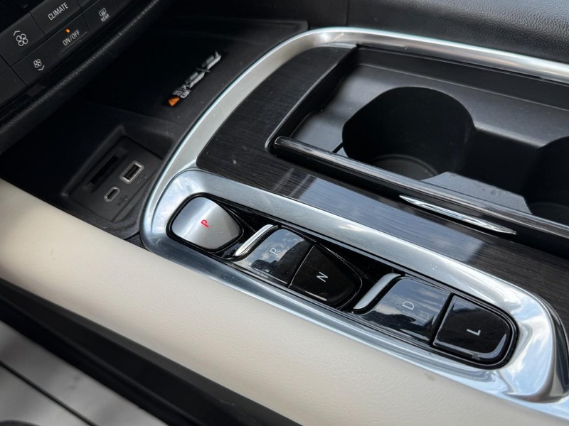 Buick Enclave Vehicle Full-screen Gallery Image 20