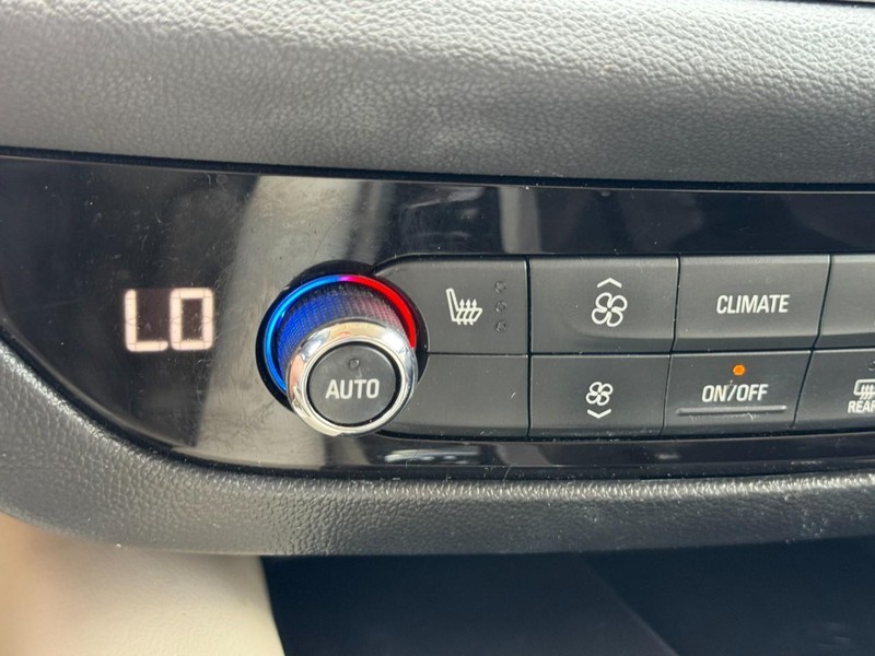 Buick Enclave Vehicle Full-screen Gallery Image 21